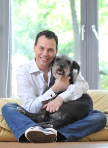 Tierfreund Sebastian Fitzek mit Hund