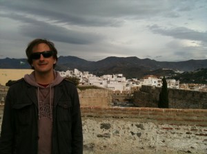 Heiko in Almunecar, im Hintergrund die Berge