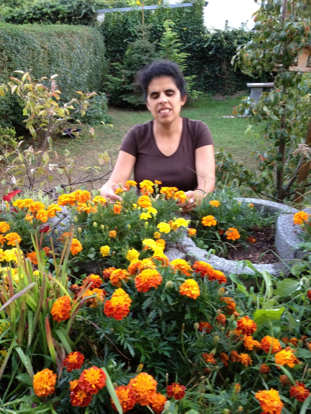 Lydia Zoubek vor ihrem Blumenbeet im Garten